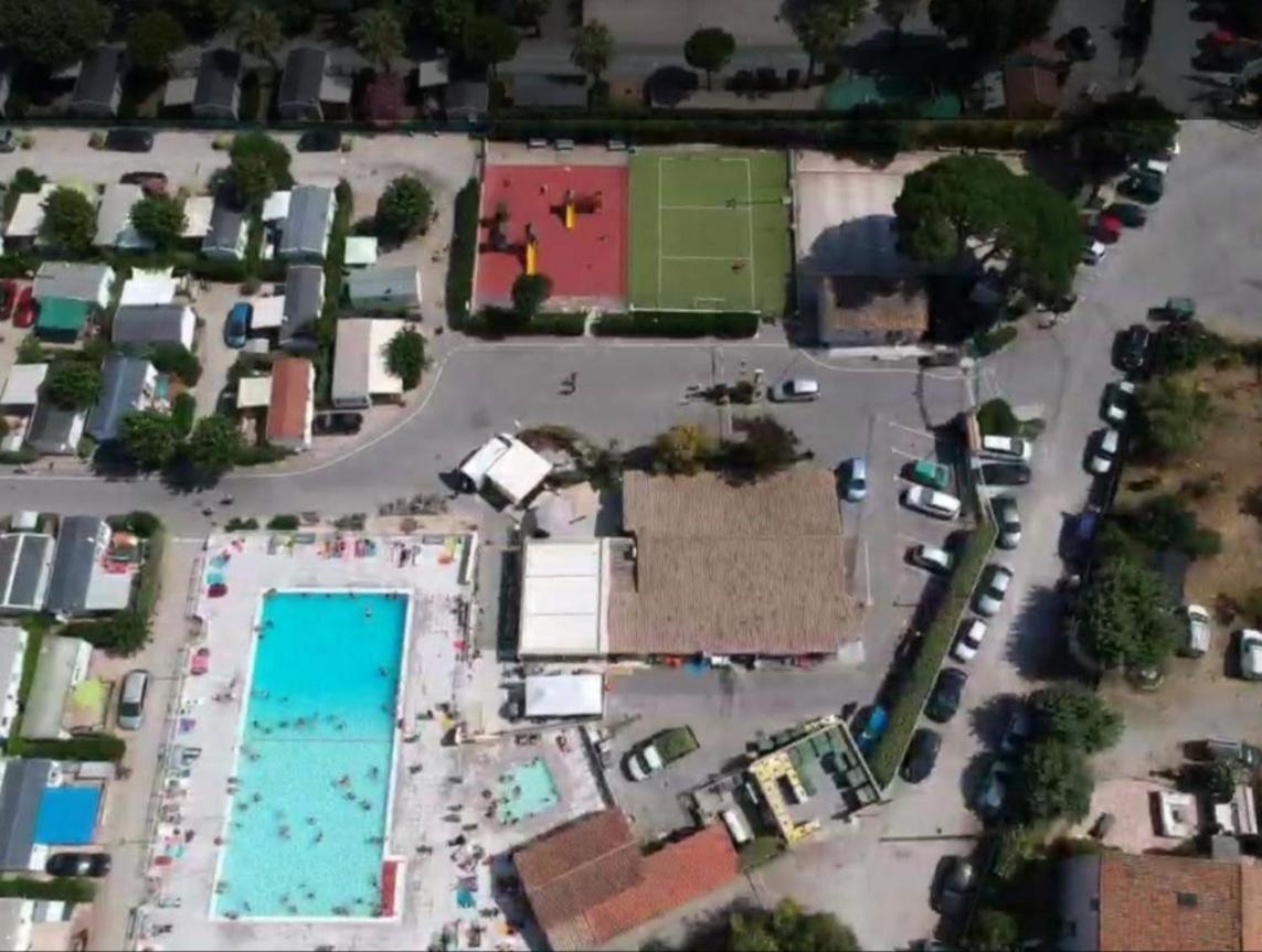 Vacances Familiales Dans Camping Avec Piscine Фрежюс Экстерьер фото